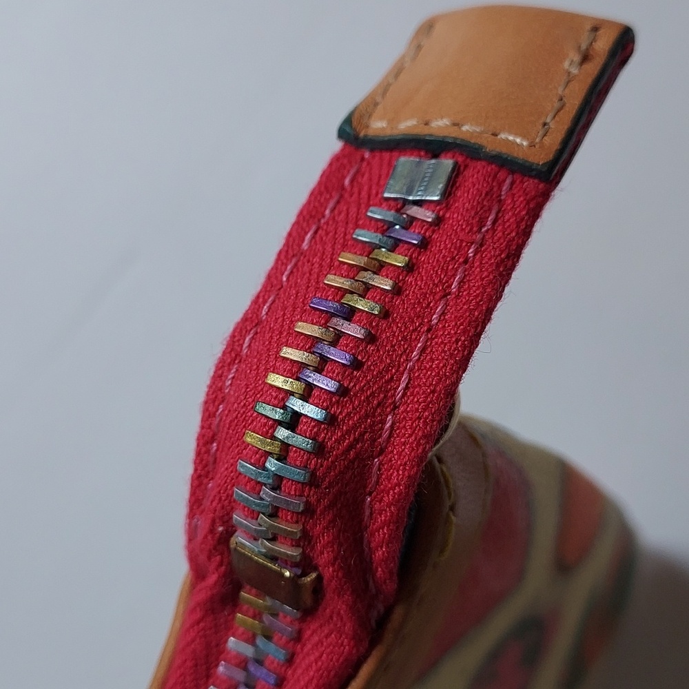 Dooney & Bourke Vintage RAINBOW ZIPPER Wristlet Clutch Heart pattern and fob - Picture 7 of 14